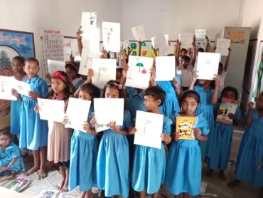 Die Schulmädchen sind stolz auf ihre Zeichnungen, Indien © Dibella